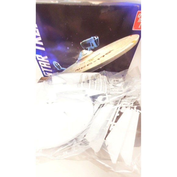 New AMT Star Trek U.S.S. Enterprise NCC-1701 with Shuttle Craft 2018 #AMT1080/06 - Picture 12 of 14